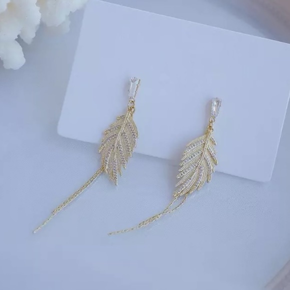 Gold plated tassels feathers 🪶 earrings - Picture 2 of 5